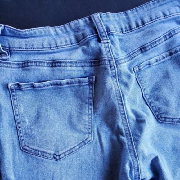 Tinseltown Light wash Blue Distressed Jeans - Picture 7 of 8